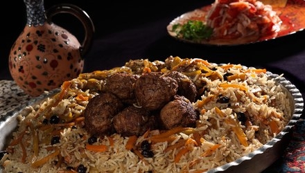 Plov frikadelki